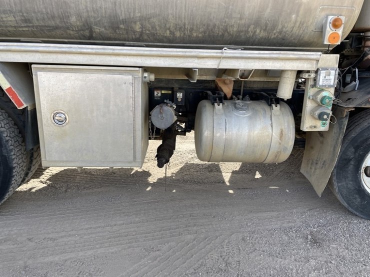 1997-peterbilt-320-image-14