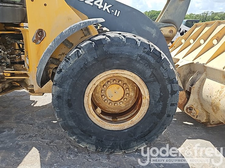 2017-deere-624k-image-10