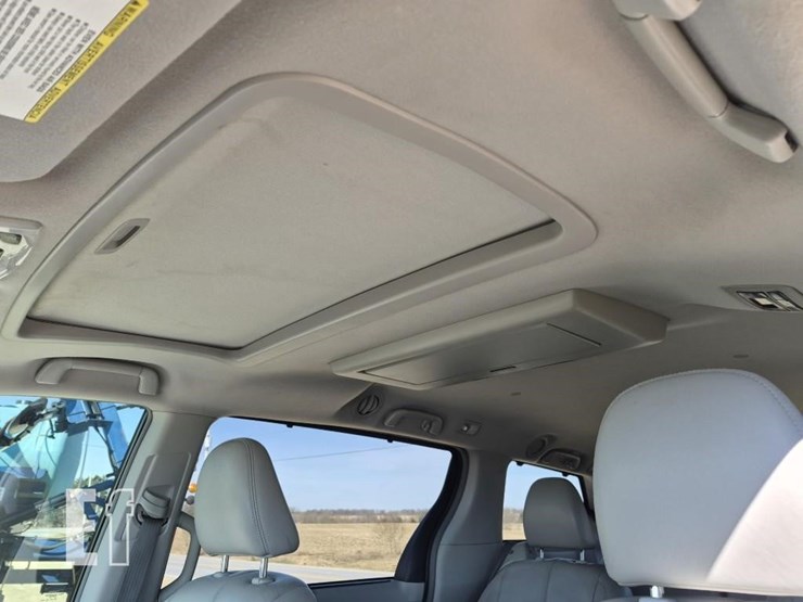 2011-toyota-sienna-image-16