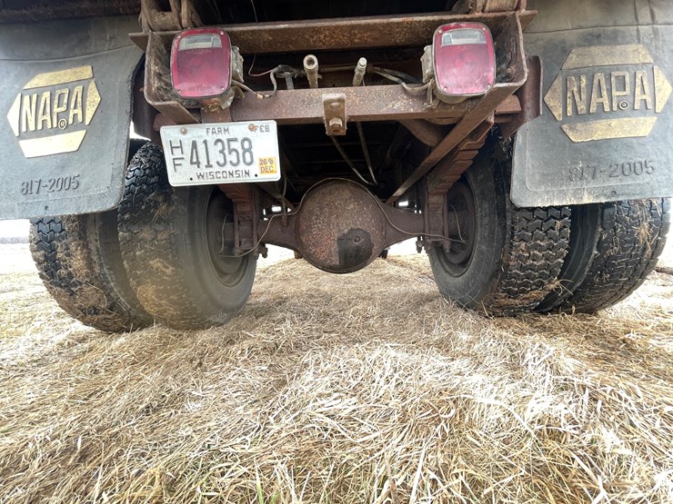 #113-•-1982-international-1754-single-axle-grain-truck-(has-wi-title)-image-32