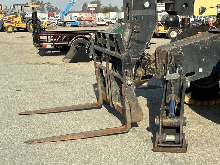 2015-jlg-1055-image-5