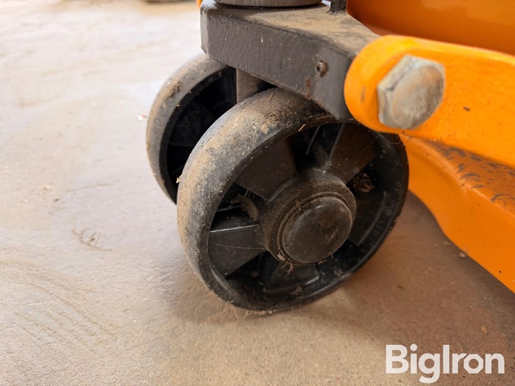 4400-lb.-capacity-pallet-jack-image-11