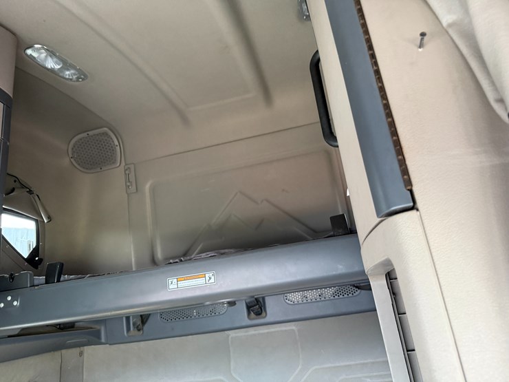 2018-freightliner-122sd-image-83