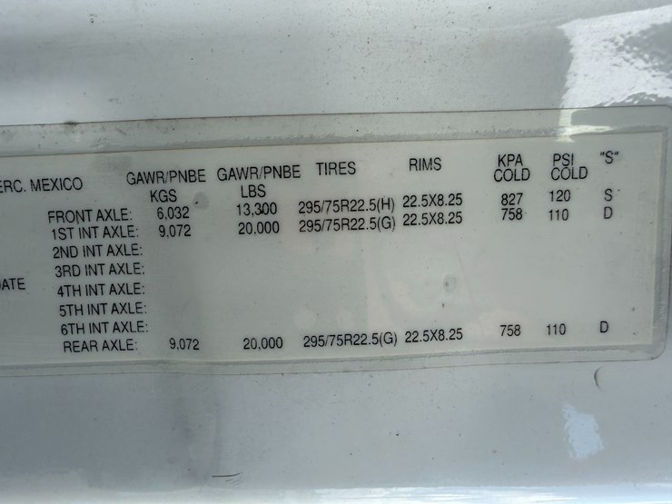 2018-freightliner-122sd-image-96