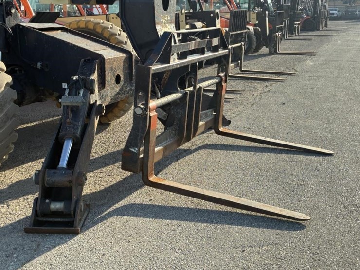 2015-jlg-1055-image-6