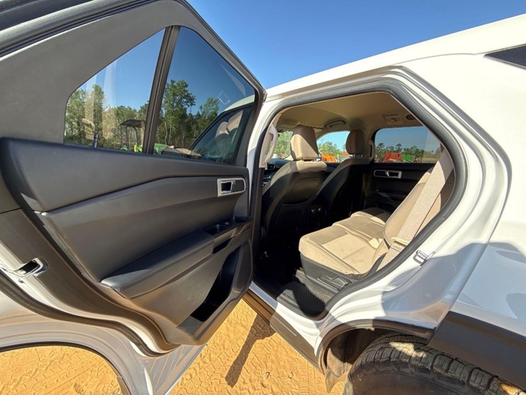 2020-ford-explorer-image-12