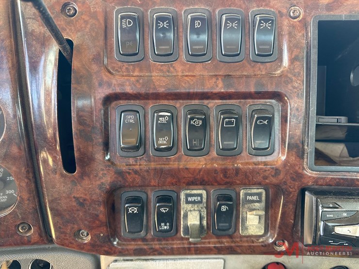 2001-mack-ch613-image-36