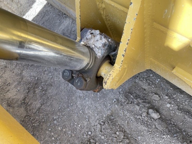 2015-caterpillar-d8t-image-16