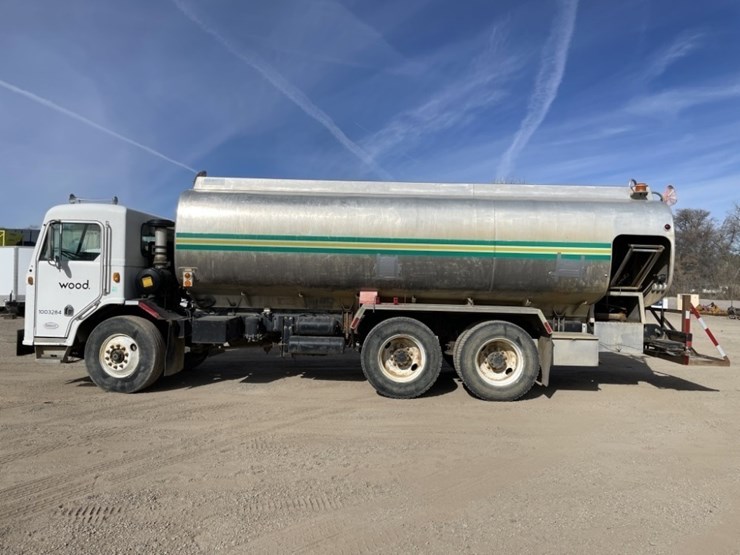 1997-peterbilt-320-image-2