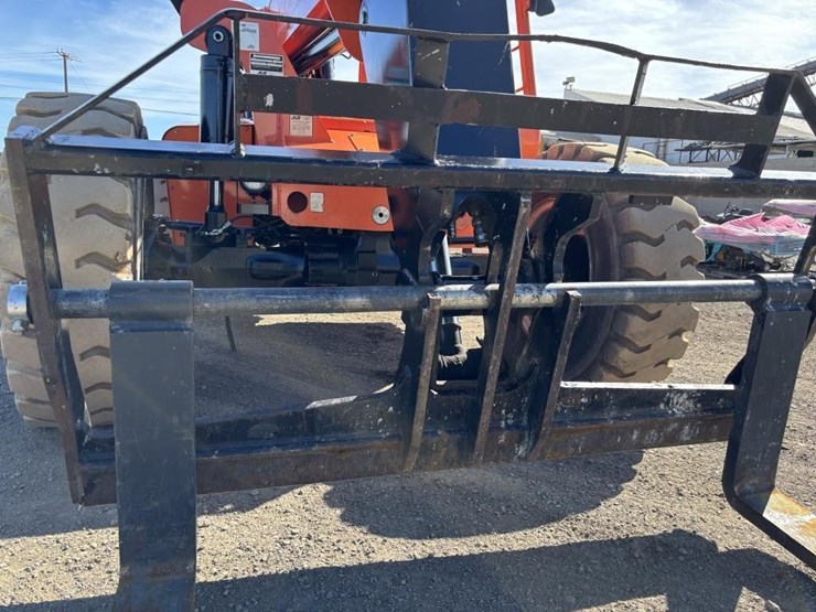 2016-jlg-8042-image-11