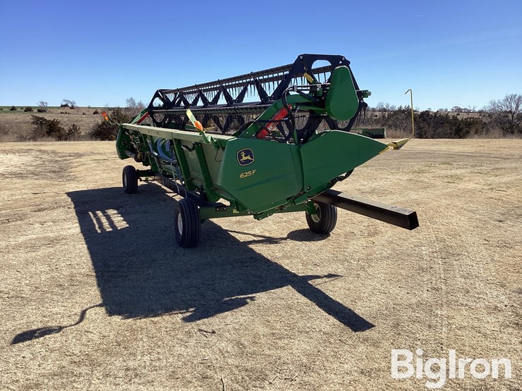 2022-john-deere-625f-image-5