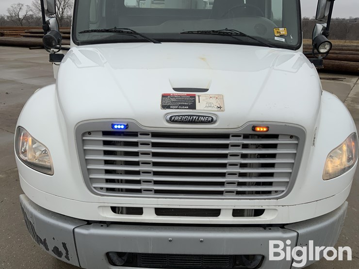 2016-freightliner-m2-106-image-19