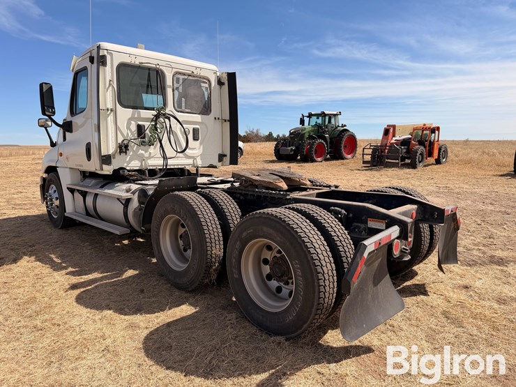 2015-freightliner-cascadia-125-image-7