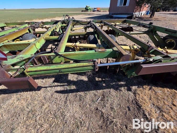 john-deere-330-image-13