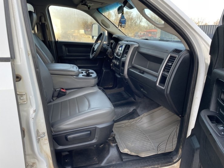 2014-ram-5500-crew-cab-4x4-flatbed-truck-image-13