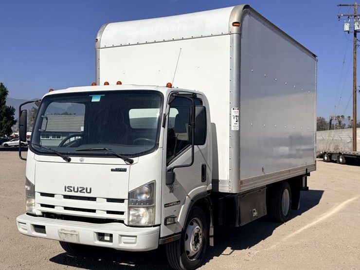 2015-isuzu-npr-image-1