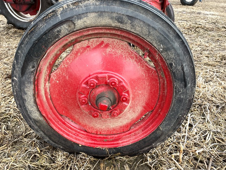 #108-•-mccormick-farmall-b-gas-tractor-image-37