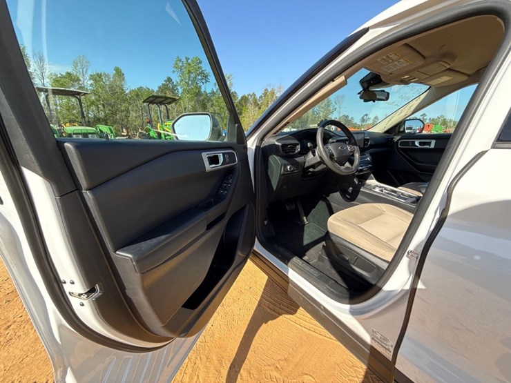 2020-ford-explorer-image-13