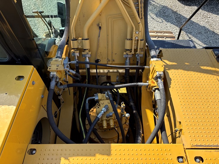 2011-caterpillar-336e-image-36