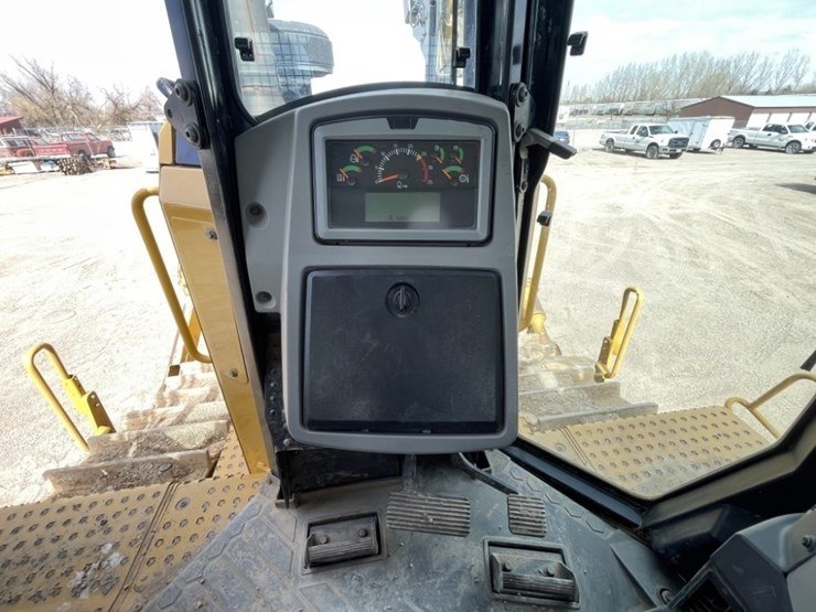 2015-caterpillar-d8t-image-47