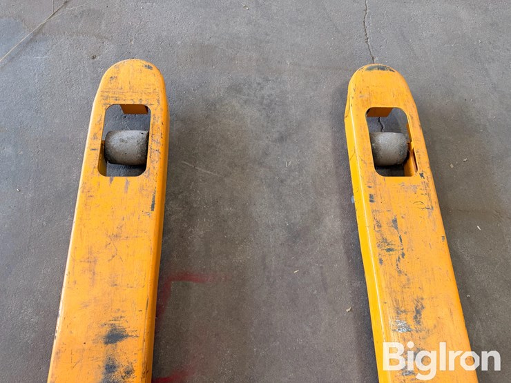 4400-lb.-capacity-pallet-jack-image-5