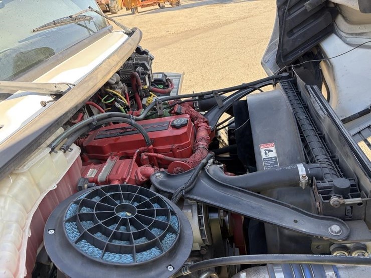 2014-freightliner-m2-106-image-10