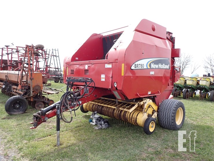 2007-new-holland-br780a-image-2