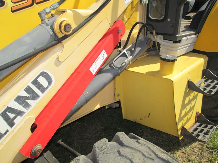 new-holland-b95b-image-31