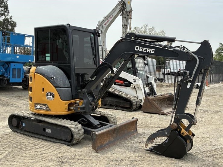 2023-deere-30g-image-2