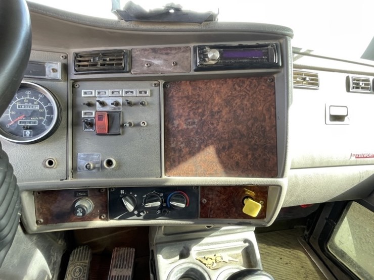 2006-kenworth-t300-image-18