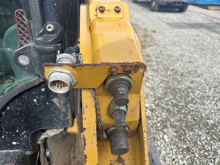 2017-caterpillar-239d-image-21