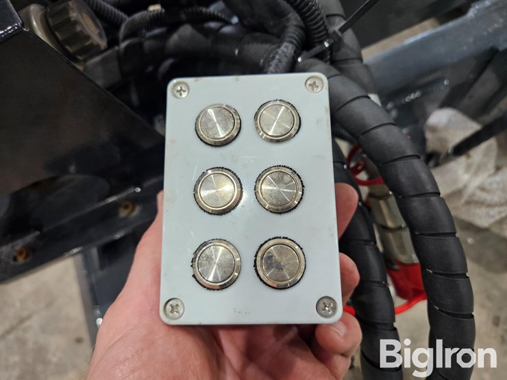 2025-massey-ferguson-730-image-14