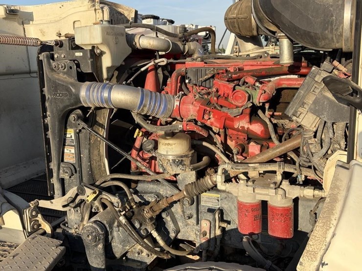 2015-peterbilt-365-image-6