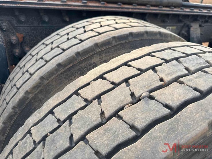 2019-peterbilt-567-image-22