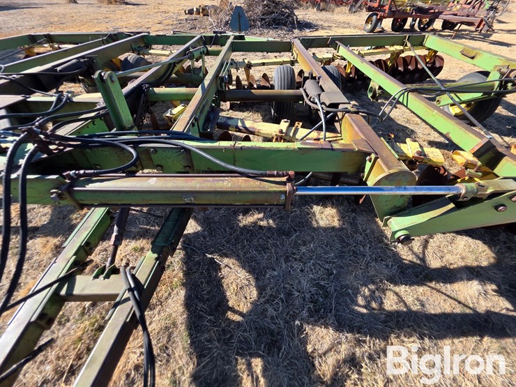 john-deere-330-image-12