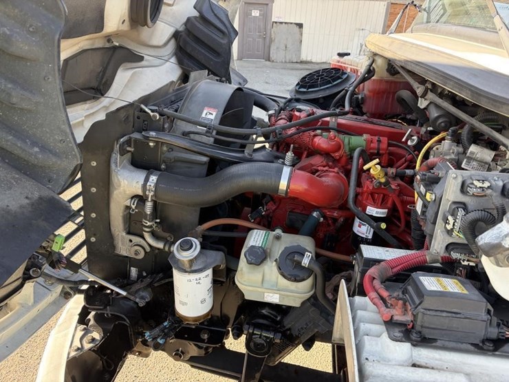 2014-freightliner-m2-106-image-7