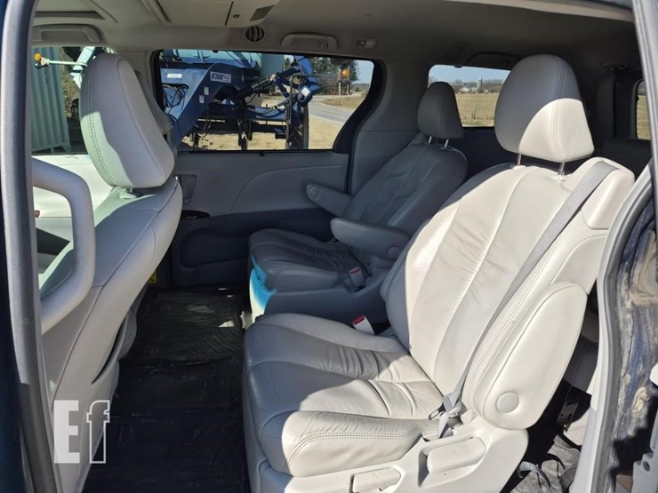 2011-toyota-sienna-image-10