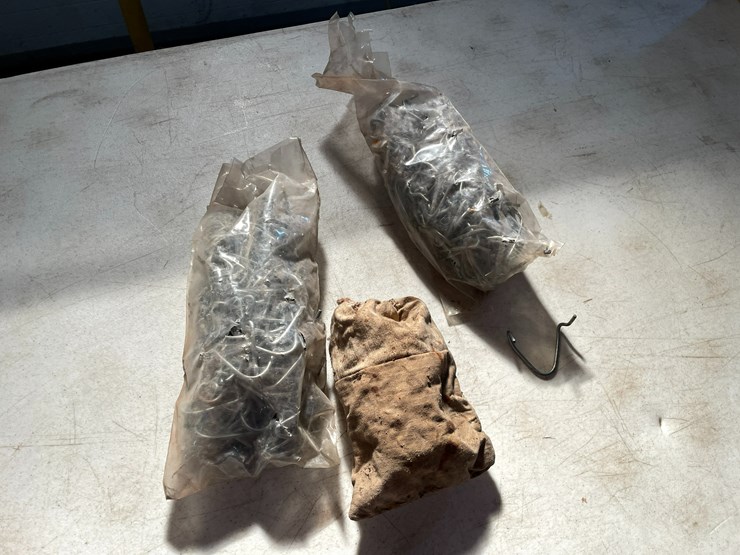 #2508-•-fencing-clips-image-1