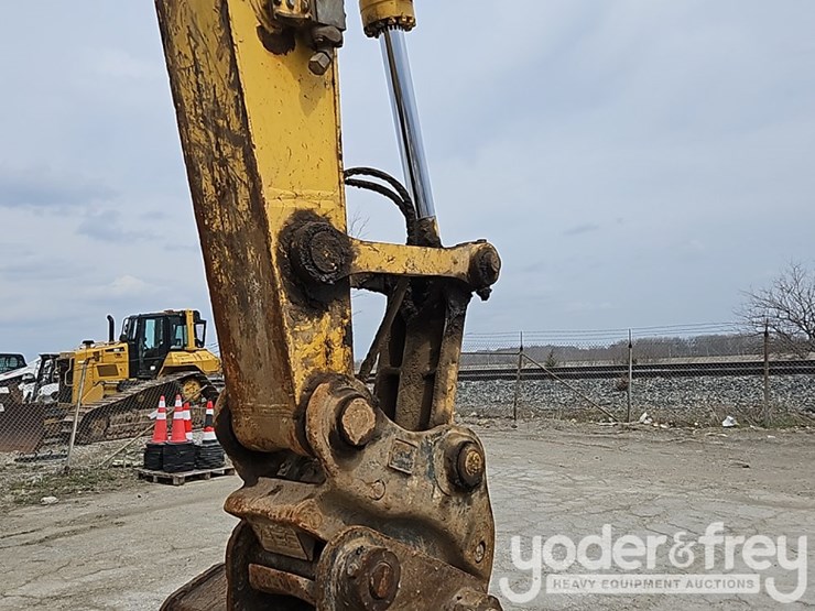 2016-komatsu-pc210-lc-11-image-13