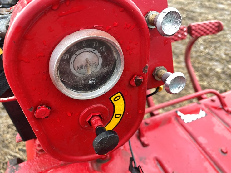 #108-•-mccormick-farmall-b-gas-tractor-image-23