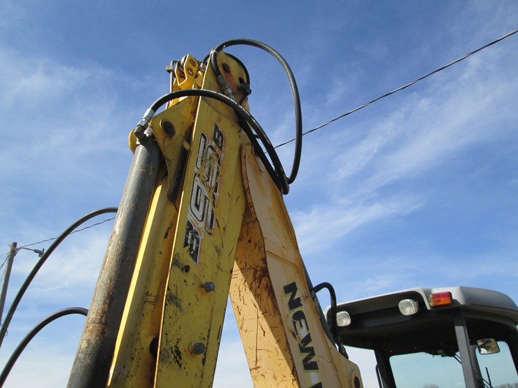 new-holland-b95b-image-12