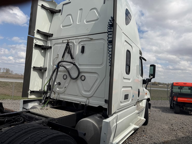 2018-freightliner-122sd-image-3