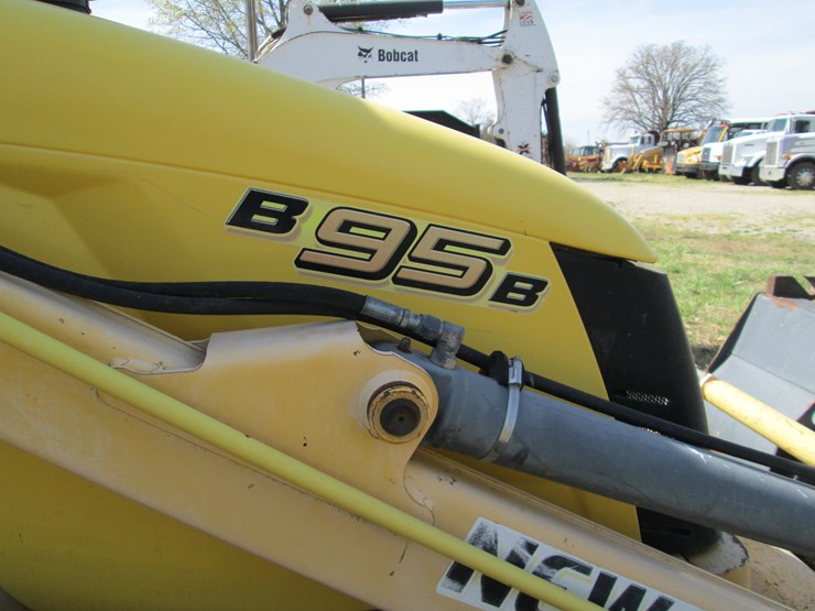 new-holland-b95b-image-23