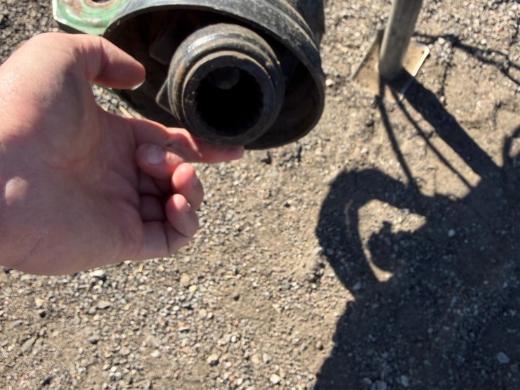 2022-john-deere-560m-image-11