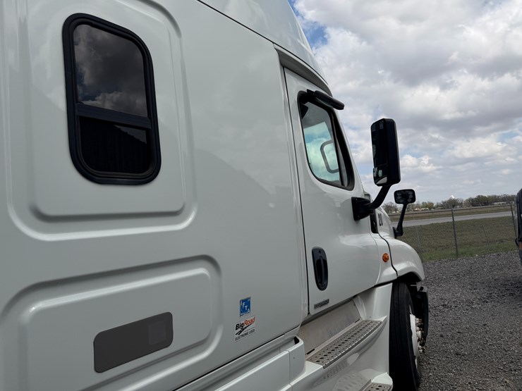 2018-freightliner-122sd-image-51