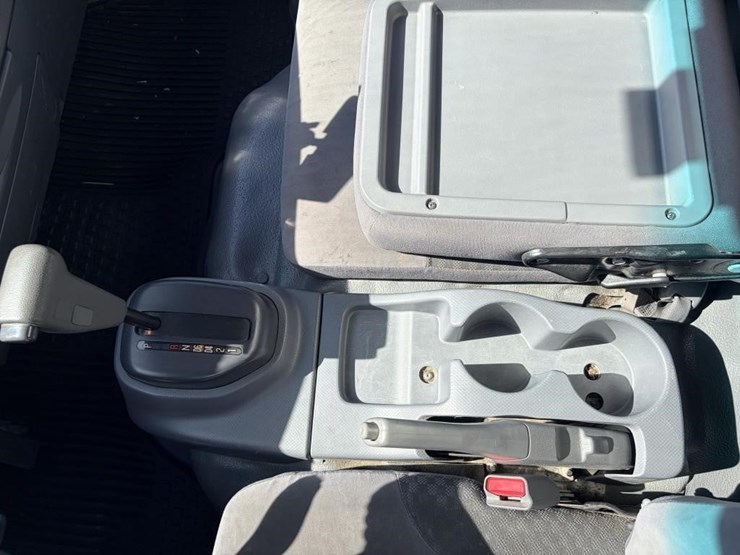 2015-isuzu-npr-image-17