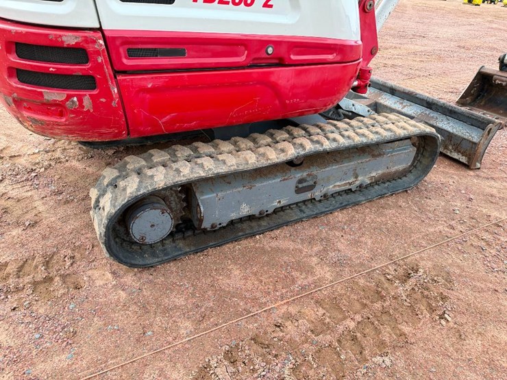 takeuchi-tb235-2-image-11