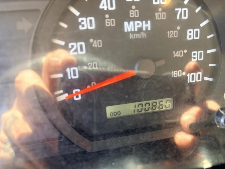 2015-isuzu-npr-image-19