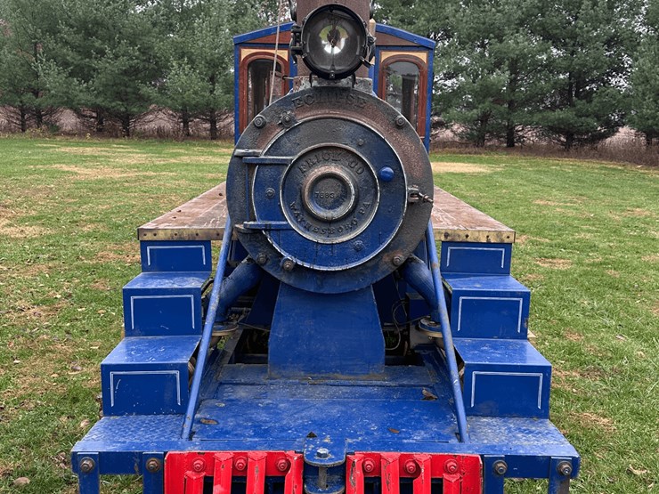 frick-steam-locomotive-with-track-image-4