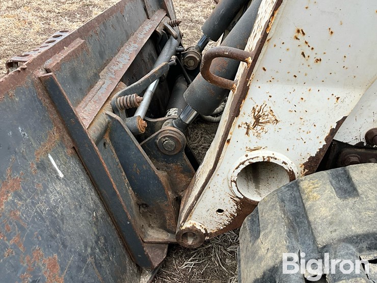 2004-bobcat-t300-image-17